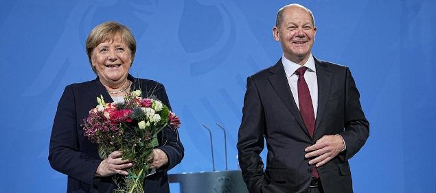 正式交接！德国新任总理朔尔茨向默克尔献花