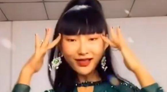 三只松鼠模特回应“辱华手势”：只是舞蹈动作