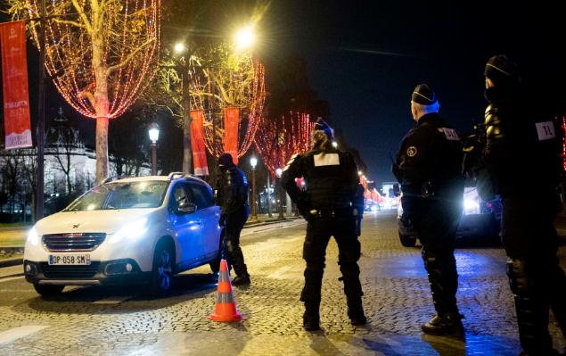 法国跨年夜又现“烧车传统” 874辆汽车遭焚烧