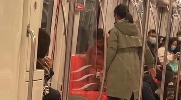 男子地铁猥亵女性被扇耳光 警方通报