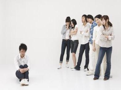 社交技巧：遇到别人抱团欺生该怎么办？