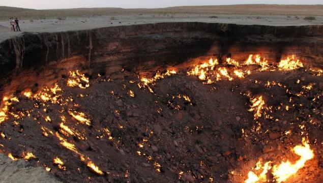 俄媒：土库曼斯坦总统下令扑灭“地狱之门”的大火