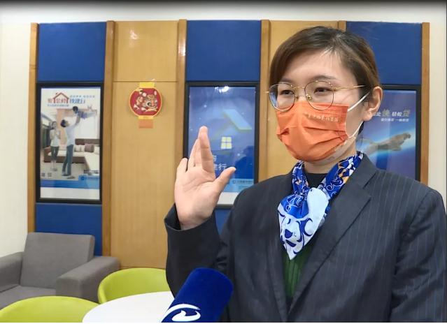 男子银行取钱伸出五个手指 柜员一看立马报警