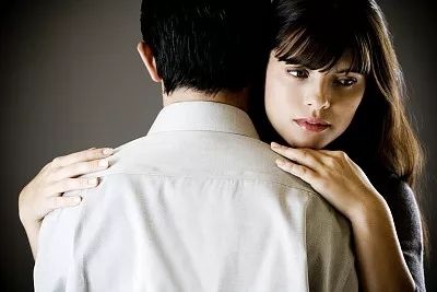 挽回女友切忌死缠烂打，那样只会适得其反！