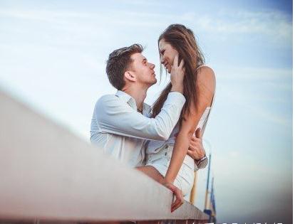 追女生就像销售一样，最忌“弱”和“燥”，你得找到卖点！