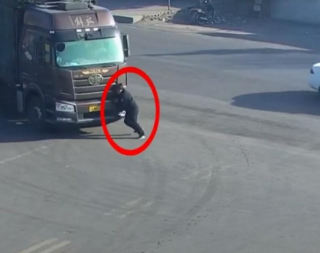 河北一货车欲在厂区门口掉头，遭阻后撞死保安，已刑拘