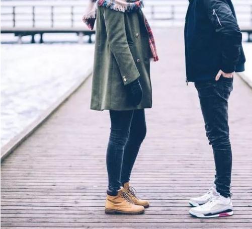 追女生要“软硬兼施”，先软撩再硬撩！