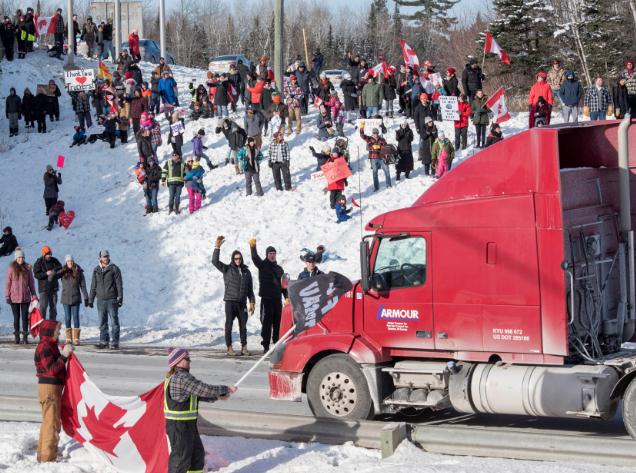 加拿大数千人在首都抗议 特鲁多一家被转移至秘密地点