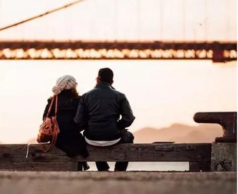 性格强势的女生怎么追？你得学会“打辅助”