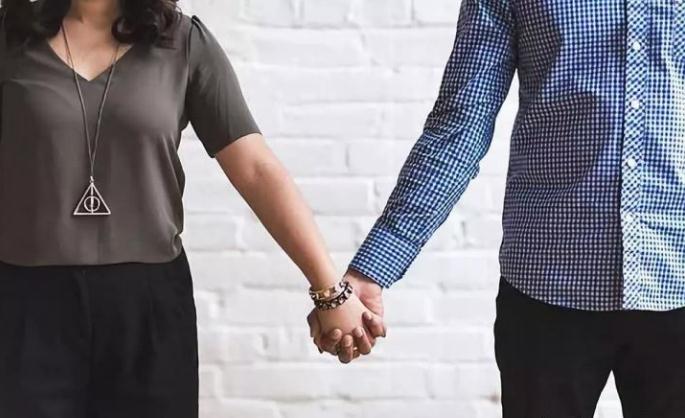 和女生出去约会，到底该谁出钱？