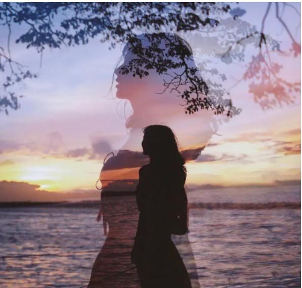 收下我的订婚戒指后，女朋友和别人开始了相亲怎么办？