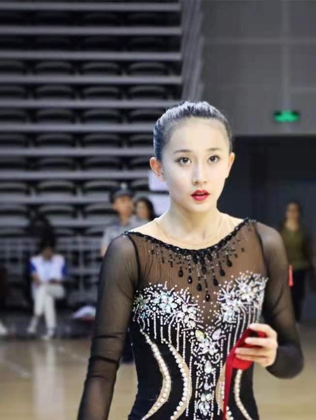 孙杨疑似公布恋情！携手体操女神，亮相商场