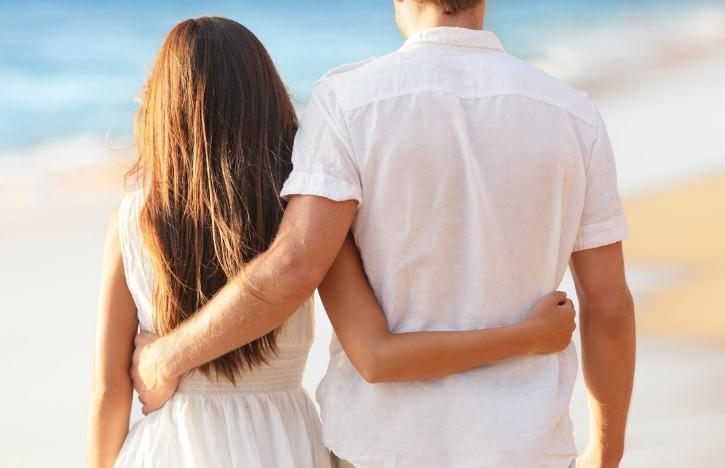 如何判断一个男生追你，是为了睡你还是想长远发展结婚？