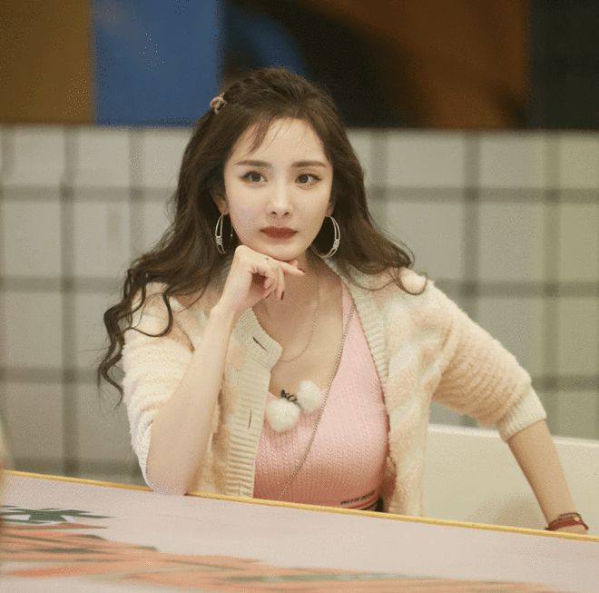 杨幂录节目眼部受伤送医 节目组道歉 工作室回应