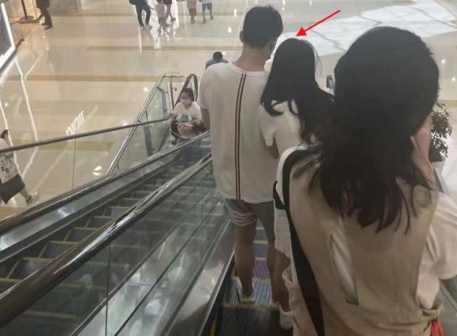 孙杨张豆豆恋情再添实锤，俩人依偎逛街好甜蜜