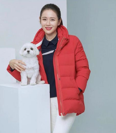 孙艺珍挺孕肚拍广告，一脸甜笑状态佳