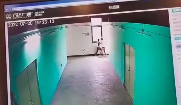 女子在商场内被男子掐死？警方：其报警说是被朋友掐晕