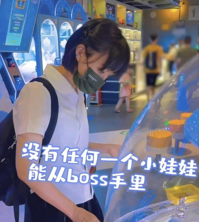 孙俪低调现身电玩城无人识，与邓超依偎秀恩爱