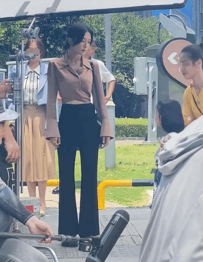 43岁秦岚拍戏路透太惊艳！穿凉鞋腿长一米八