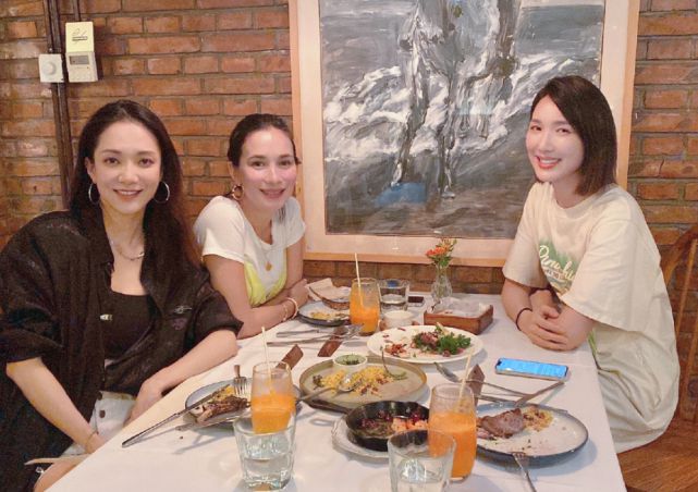 韩庚老婆怀孕8个多月与李亚男聚餐，皮肤依旧水嫩