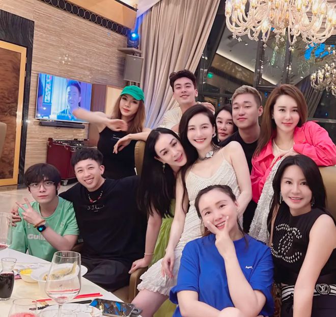 于正与众星豪宅聚会！钟丽缇江疏影打扮性感