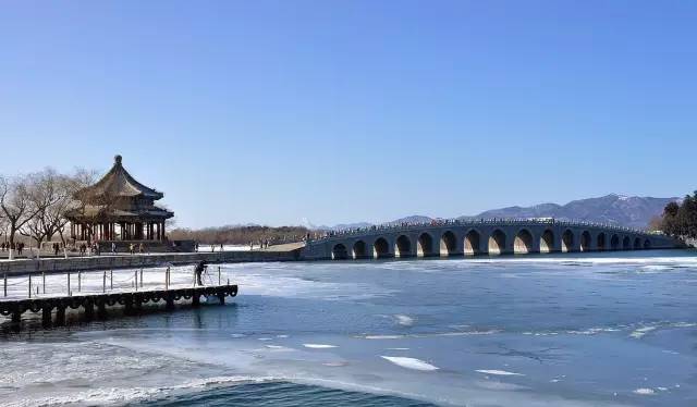 民间歇后语 戴着口罩亲嘴～一隔了一层&#8203;