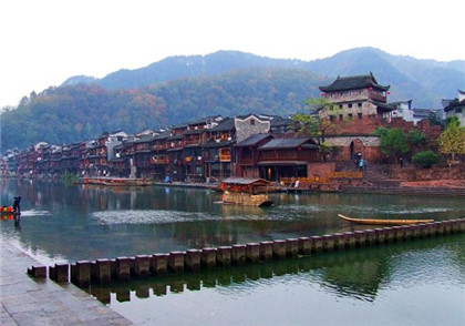 歇后语大全　嫩竹扁担挑瓦罐 — 担风险