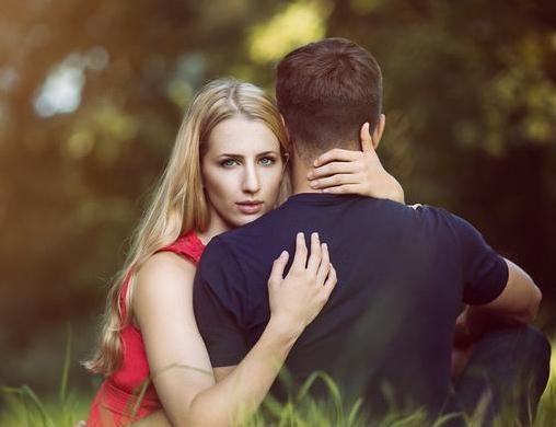 男友对你越来越“冷”，别慌，“这样”做让他再次心动