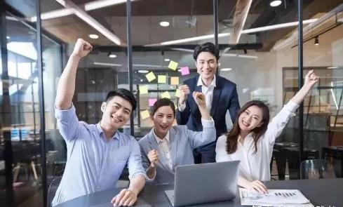 女人喜欢一个男人会有什么表现？