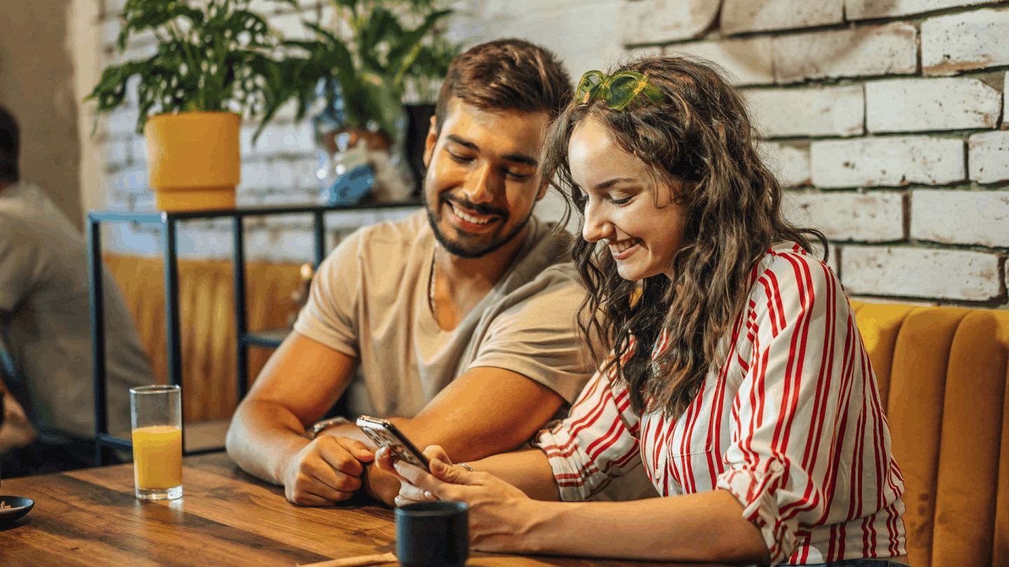 跟前同事表白，女生没有答应，目前还能继续来往，接下来应该怎么做？