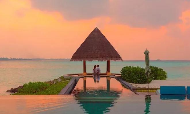 跟前同事约会三次，第三次约会后她对我态度转冷，接下来我应该怎么办？