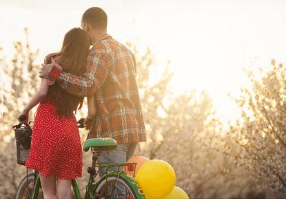 跟异地已有暧昧的女生闹情绪，删了她微信，现在想加她回来，该怎么办？