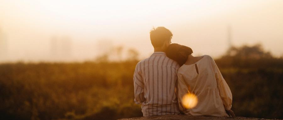 在同事的助攻下追求女同事，现在女生对我有些抵触了，该怎么办？