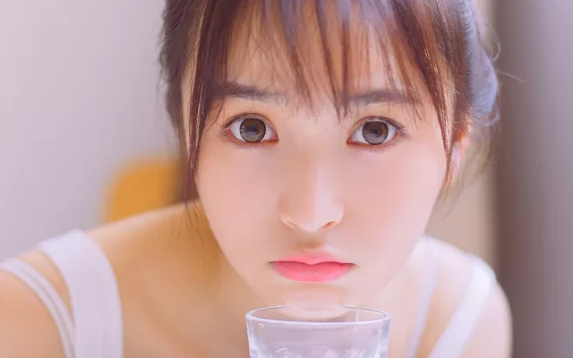 在一起一个月的男友发微信向我提出了分手，我现在该怎么办？