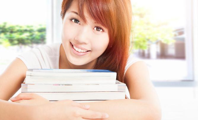 喜欢上认识了八年的高中女同学，该如何与她发展恋爱关系？