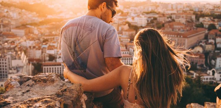 女生问 | 异国认识且发生了关系，他离开后不怎么回我消息，我该怎么办？