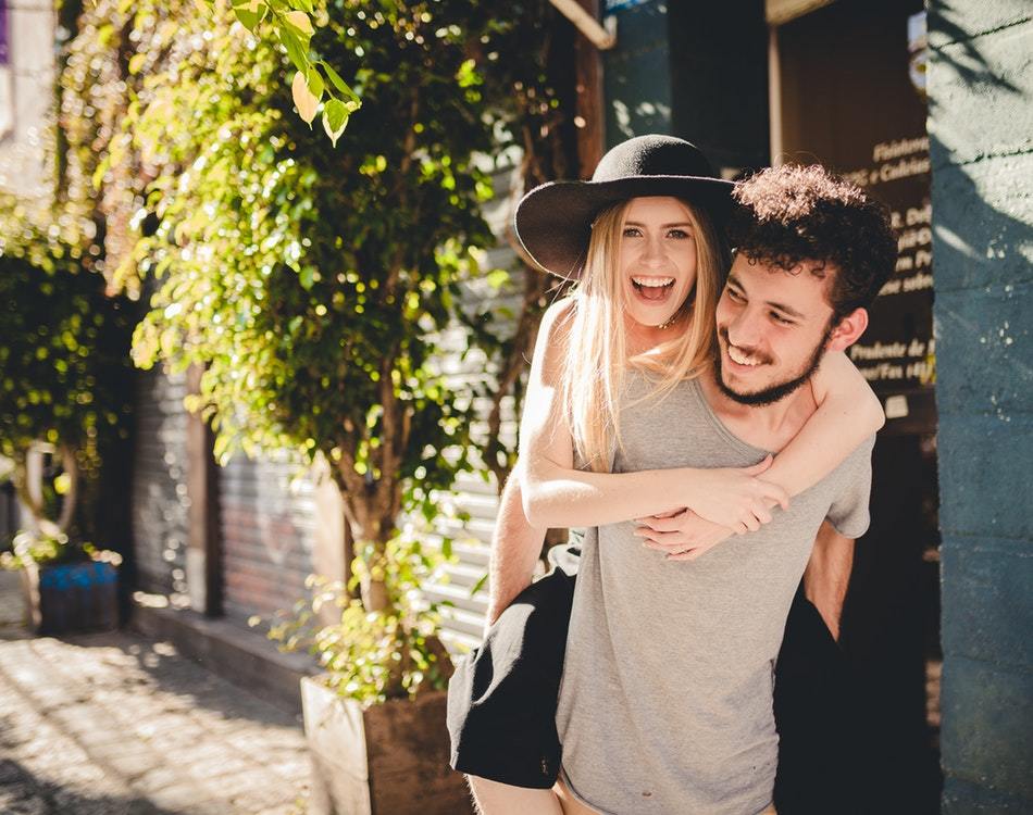 和女孩常常聊天以及约会，但她还是会跟其他男生互撩，我该怎么办？