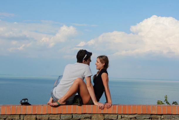 和女生第一次约会，该不该乘坐公共交通接送她？