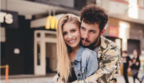 刚谈的女朋友不太主动找我，我该怎么办？