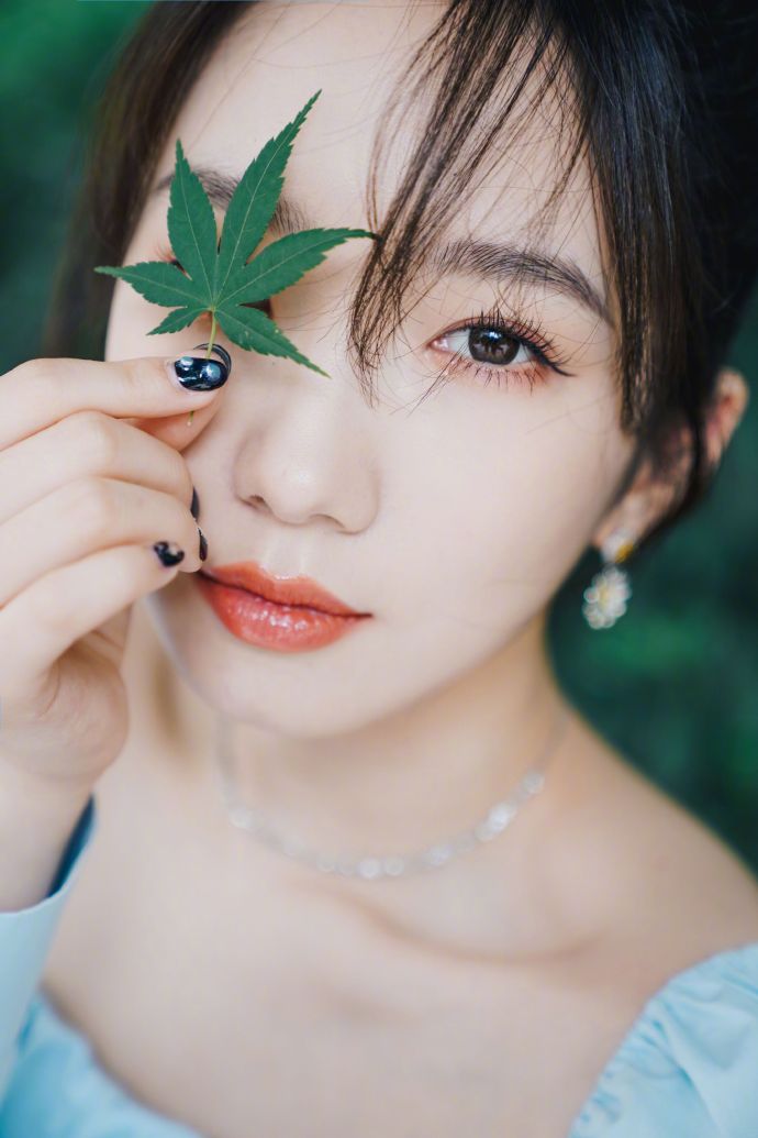 女友因撞见我和其他普通女性朋友一起逛校园，不理我了，怎么办？