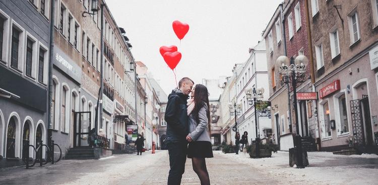 和女朋友在一起四个多月了，她还是不愿与我发生关系，我该怎么办？