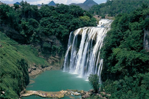 领导让老员工带新人，老员工很消极，怎么办？