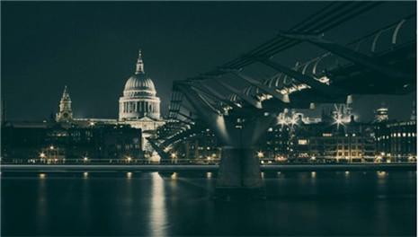 不会巴结领导也不会讨好同事，这样的人还有出路吗？