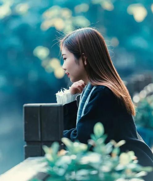 老员工在领导办公室发飙，并摔门而出，作为领导该怎么处理？