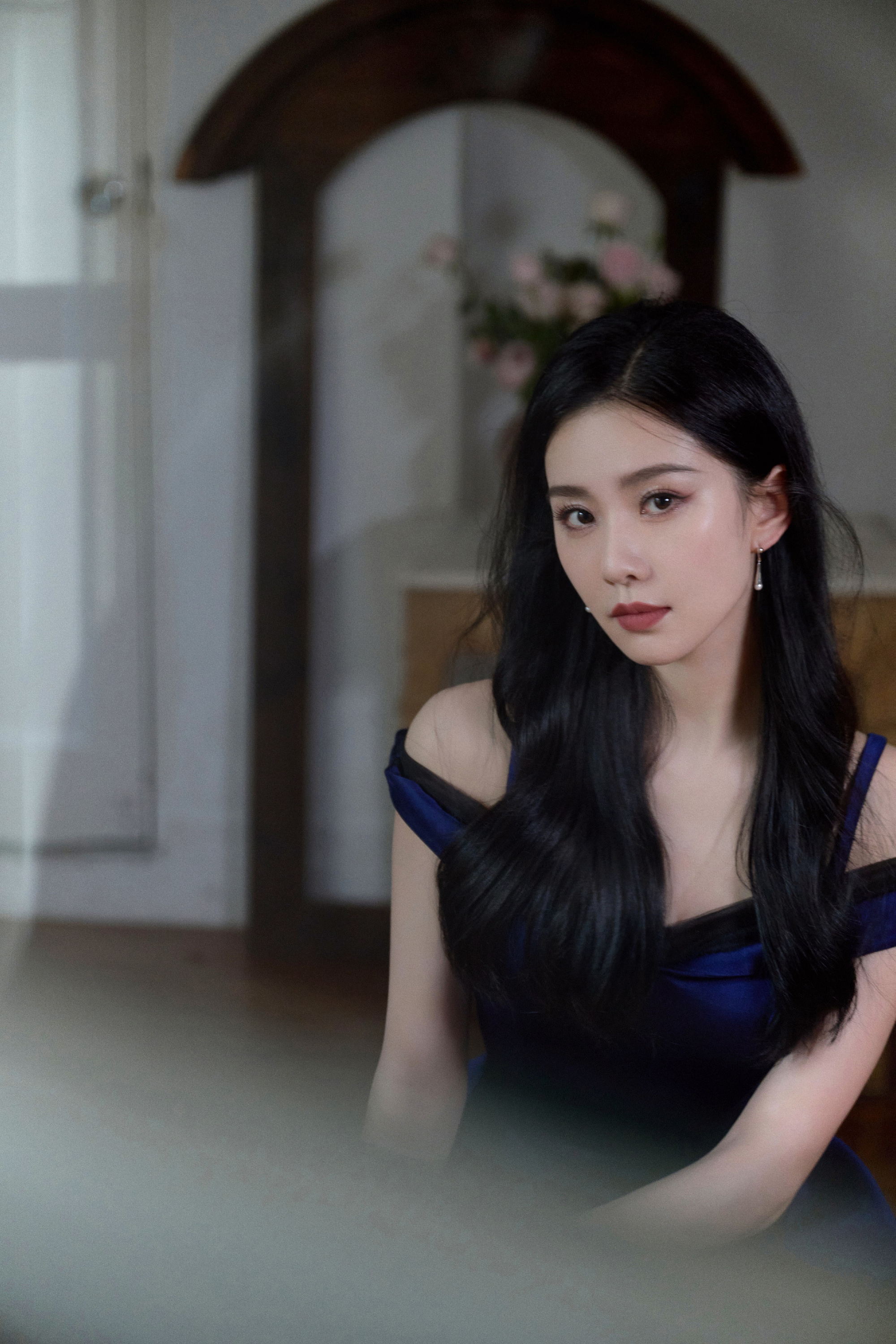 面对业绩突出的员工违反规则，该怎么处理？