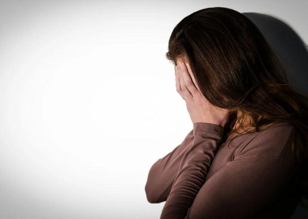 一个人开始抑郁，通常会出现这6个表现，推荐自测