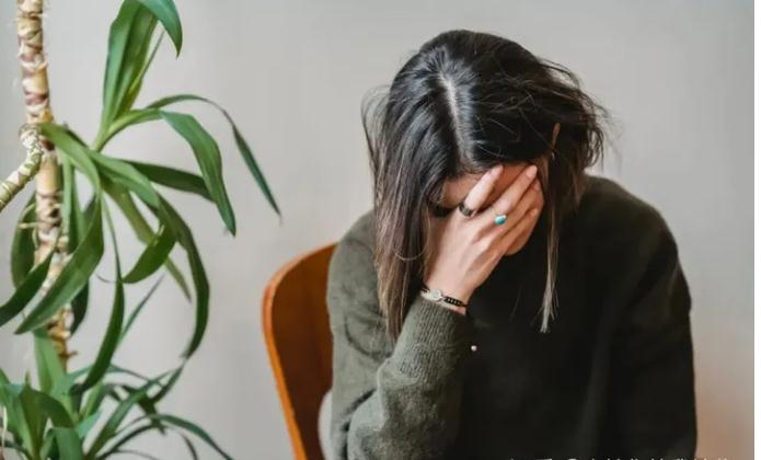 不同时期的躁郁症，都会有哪些症状表现？