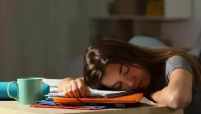 变胖、变丑，睡眠不足的危害有多大？四招降低熬夜伤害