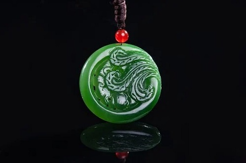 翡翠龙牌适合哪些人戴，什么人适合佩戴翡翠龙牌