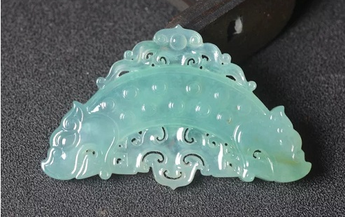 翡翠山水牌适合什么人戴，什么人戴翡翠山水牌好